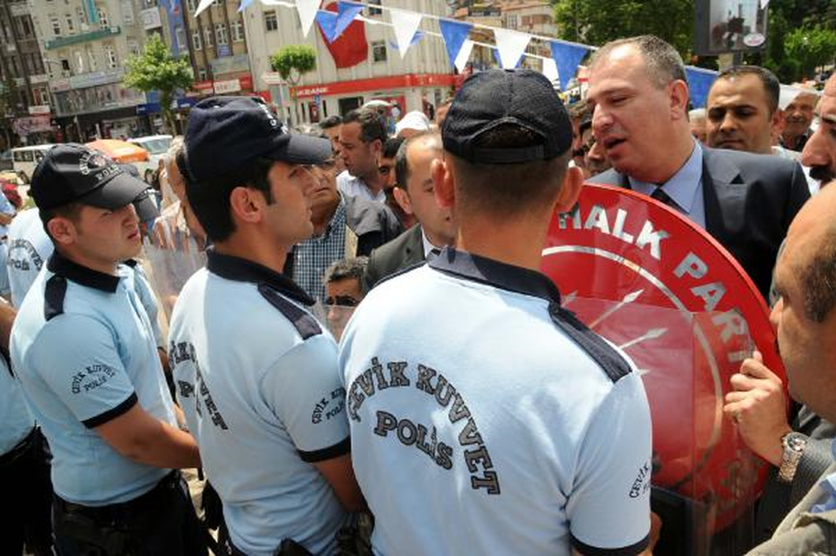 Tokat\'ta Polisten CHP\'lilere Çelenk Engeli, Şehit Nişanlısından Müziğe Tepki