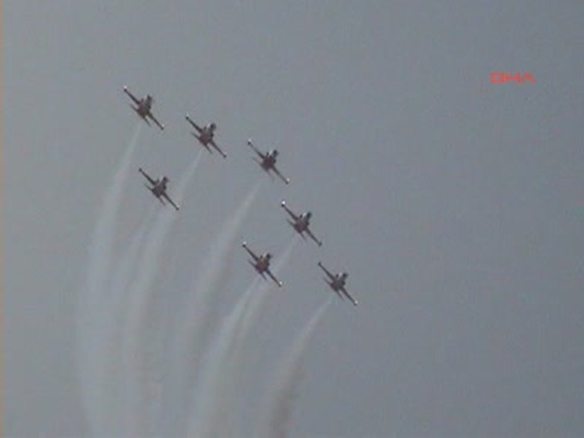 Türk Yıldızlarından Samsun\'da "19 Mayıs" Gösterisi