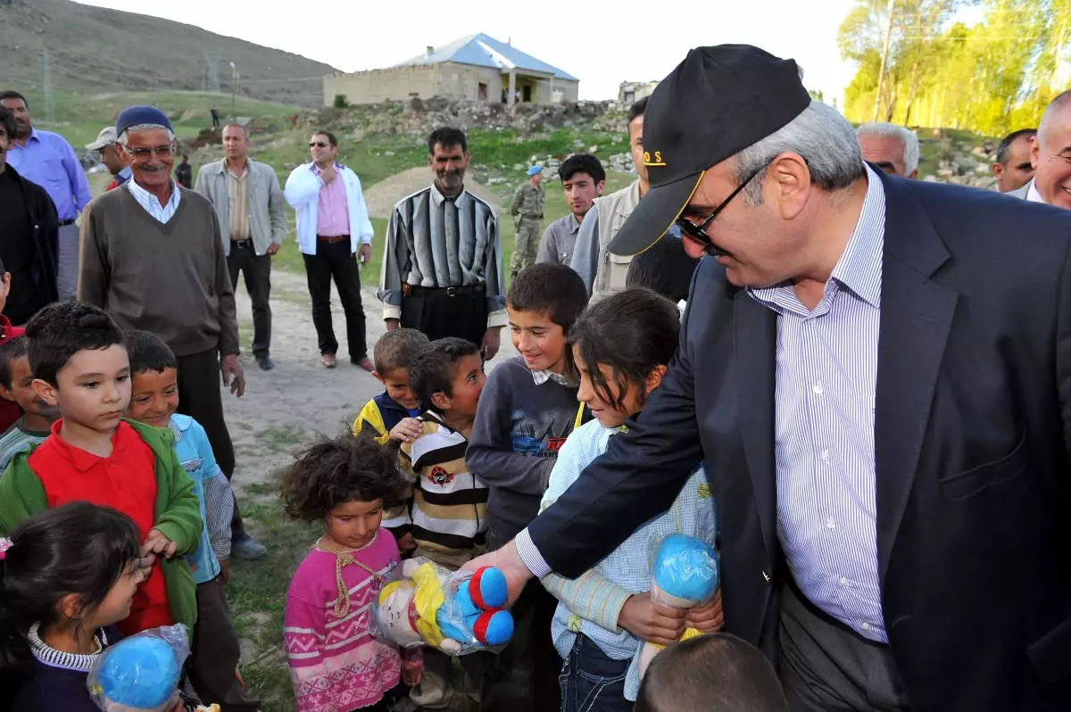 Vali Karaloğlu, Cep Telefonu ile Çektiği Fotoğrafları Sosyal Paylaşım Üzerinden Takipçilerle...