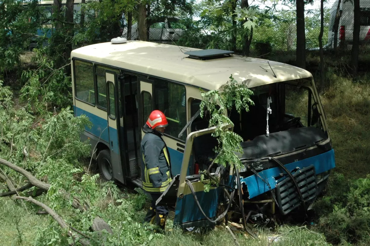 Yolcu Minibüsü Askeri Alana Uçtu: 9 Yaralı