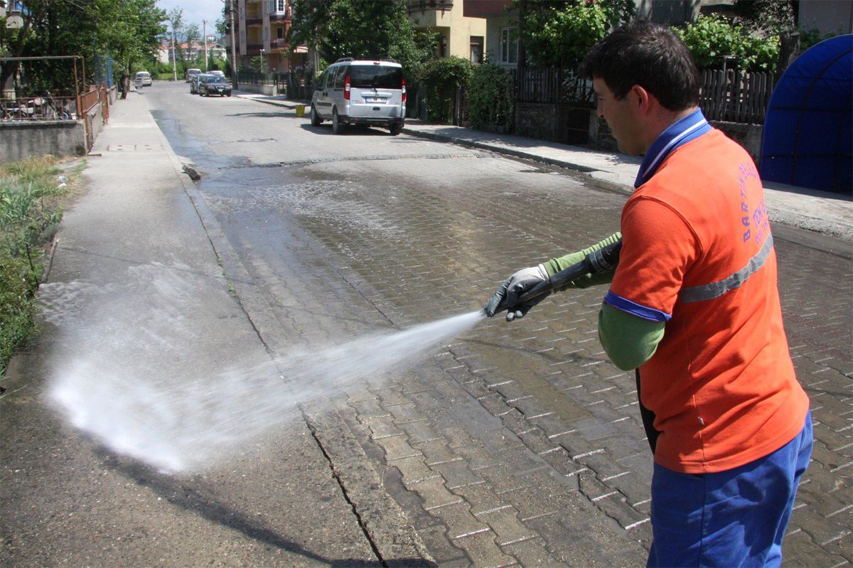 Yollar ve Kaldırımlar Tazyikli Su ile Temizleniyor