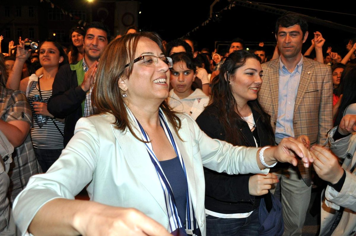 Yonca Lodi Söyledi Kadın Rektör Oynadı