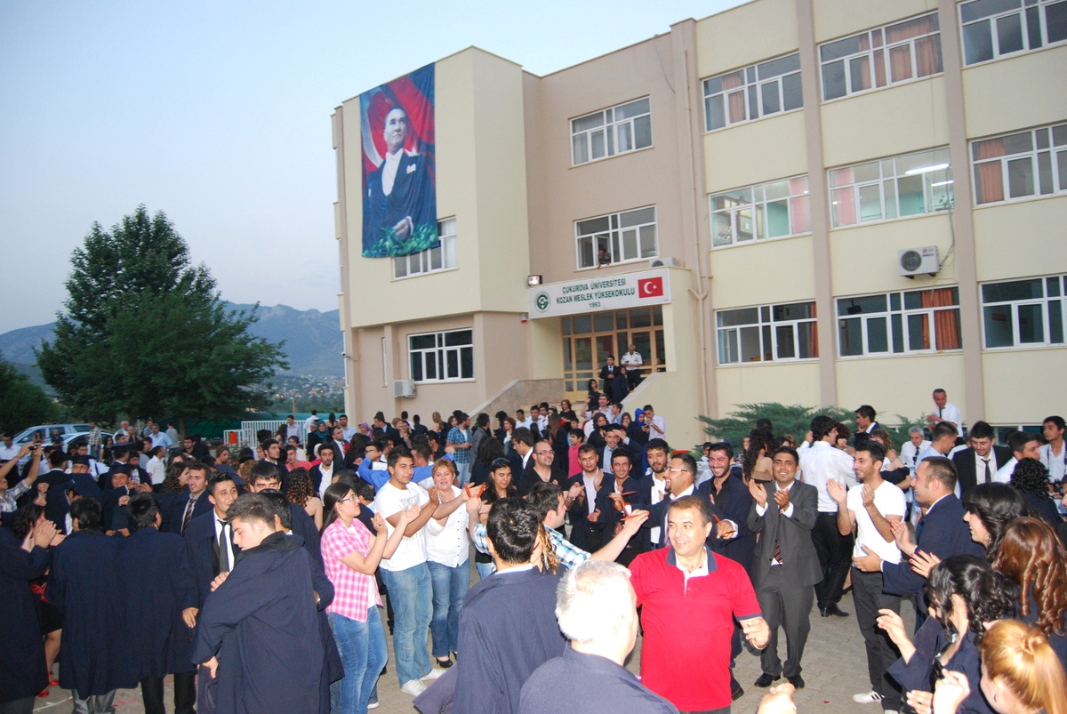 Yüksek Okul Öğrencileri Mezuniyet Sevinci Yaşadı