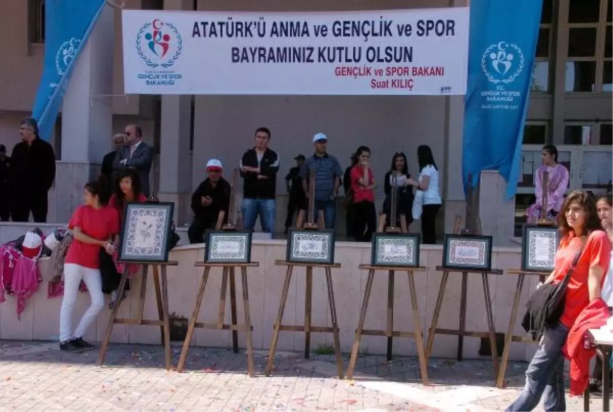 Zonguldak\'ta, Hat Sanatı Sergili 19 Mayıs Kutlaması