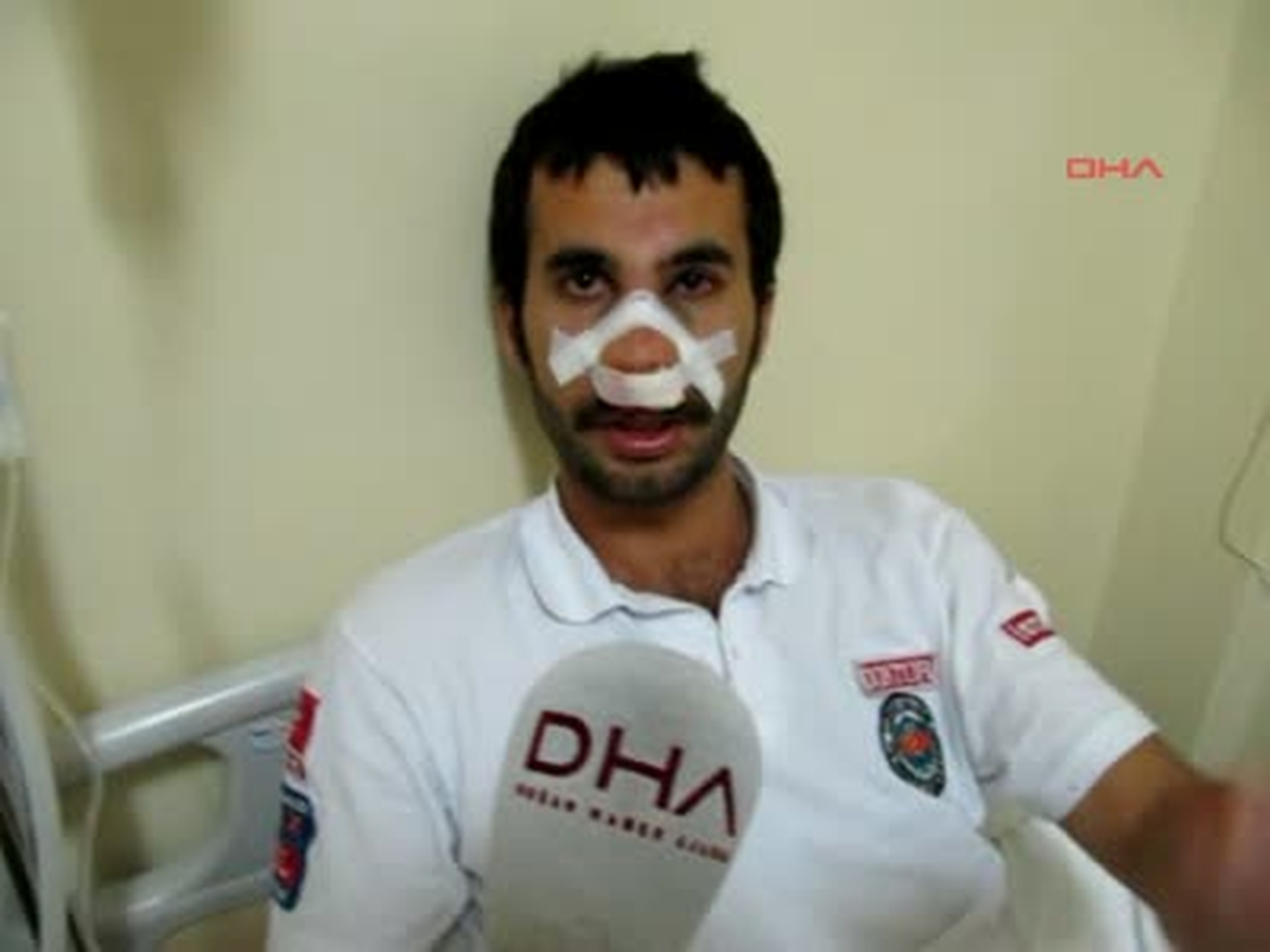 112 Doktoruna Dayak Kartal\'da Acil Yardım İstasyonu\'nda Görevli 112 Doktoru, Ambulans Önüne Park...