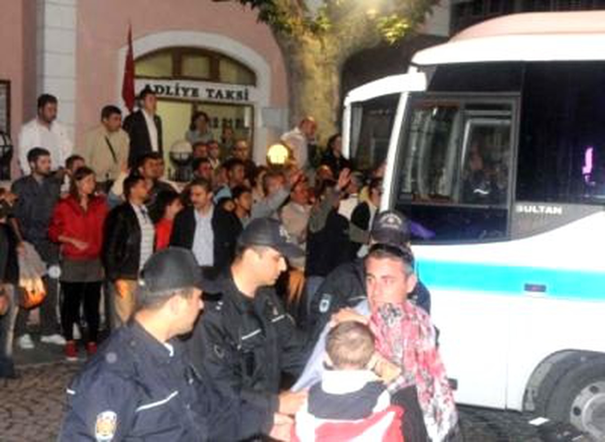 23 Kişi Tutuklandı "Su\' da Yoksuzluk Şüphelisi 27 Belediye Çalışanı Adliyeye Sevk Edildi" Haberine...