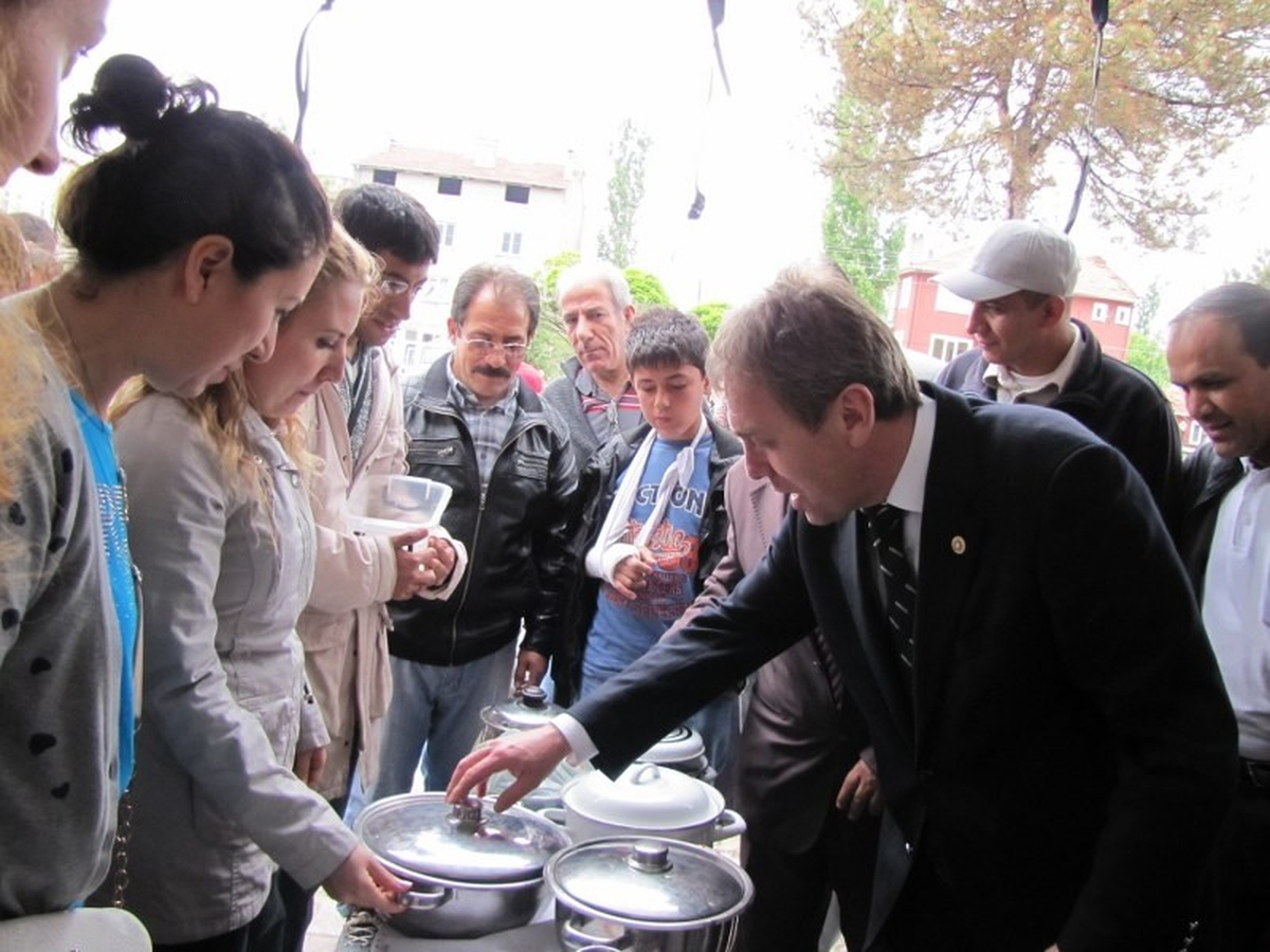AK Parti'li Vural Kavuncu Okul Kermesinde
