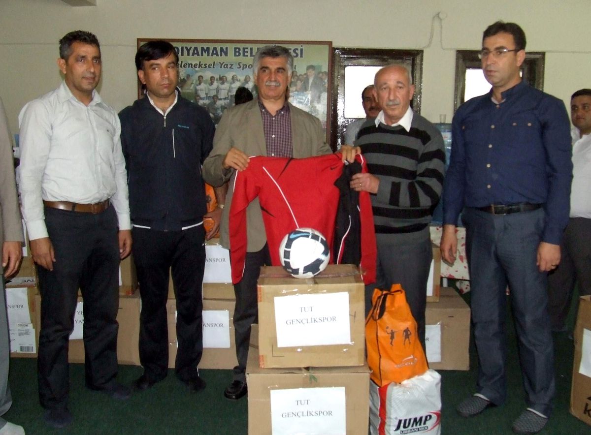 Amatör Kulüplere Spor Malzemesi Dağıtıldı