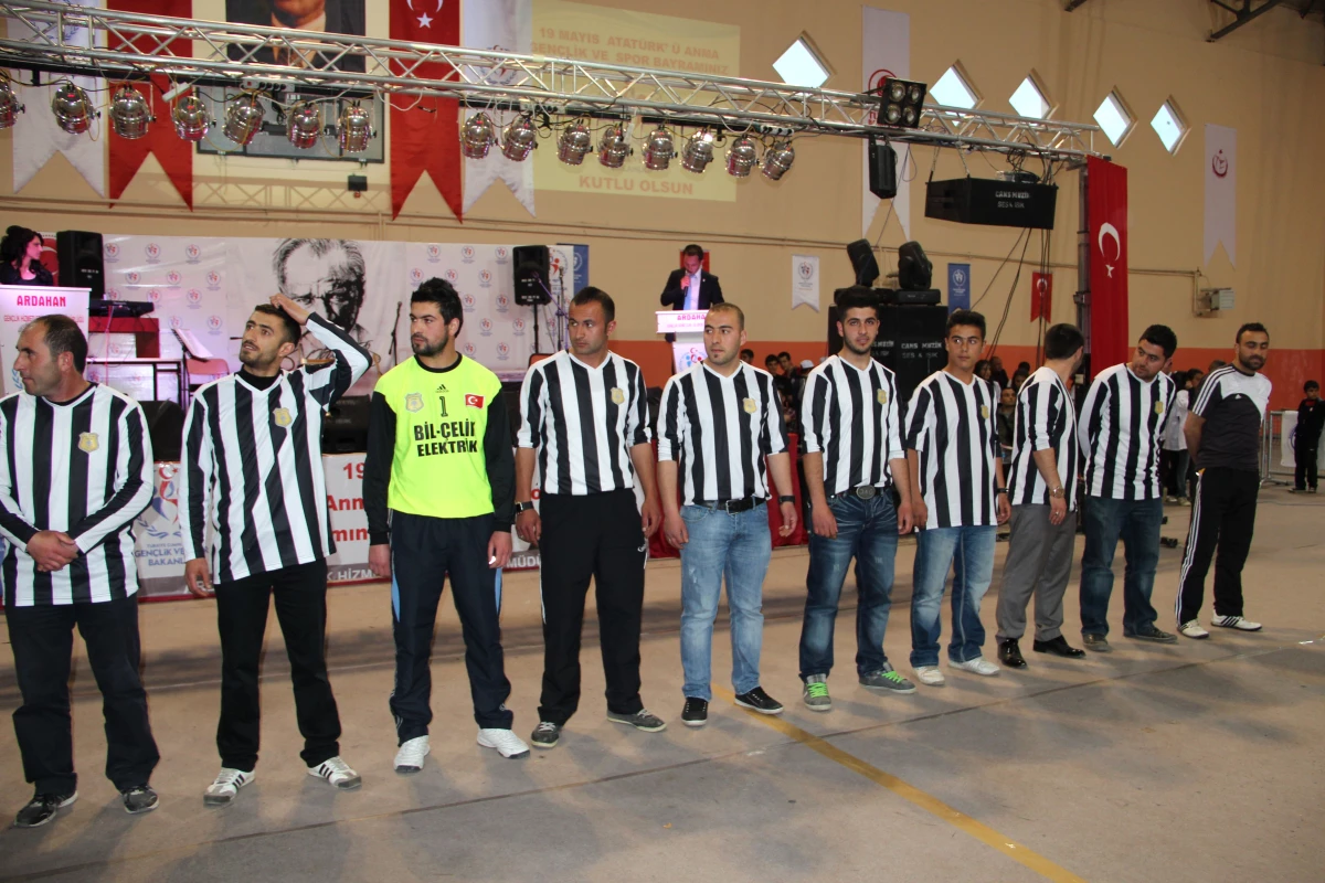 Ardahanspor Şampiyonluk Kupasını Vali Tekmen\'ın Elinden Aldı