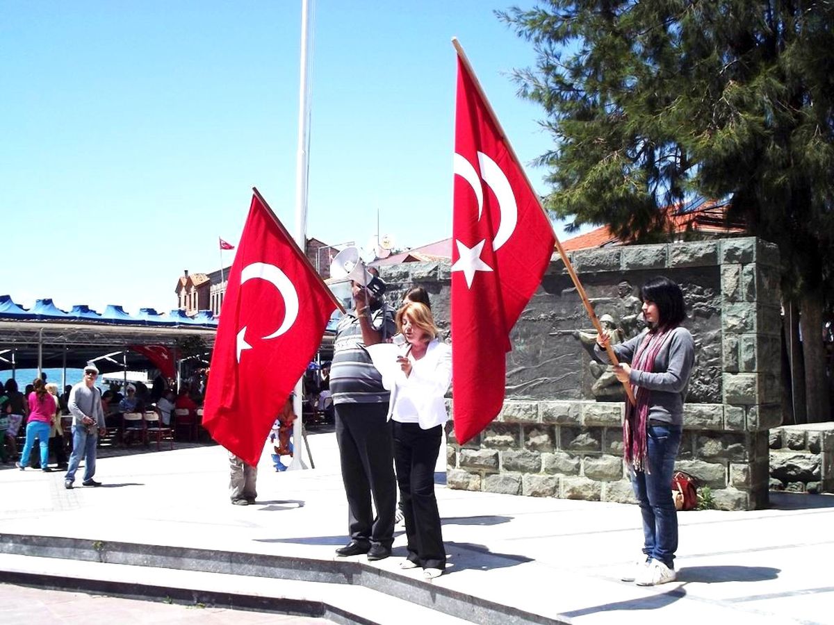 Ayvalık'ta Add ve İşçi Partisi'nden 19 Mayıs Yönetmeliği Tepkisi