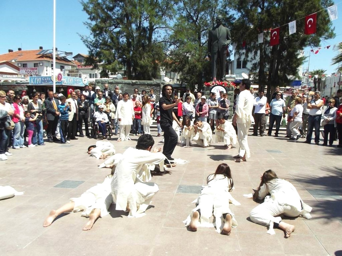 Ayvalıklı Gençlerin Sokak Gösterileri Büyük İlgi Gördü