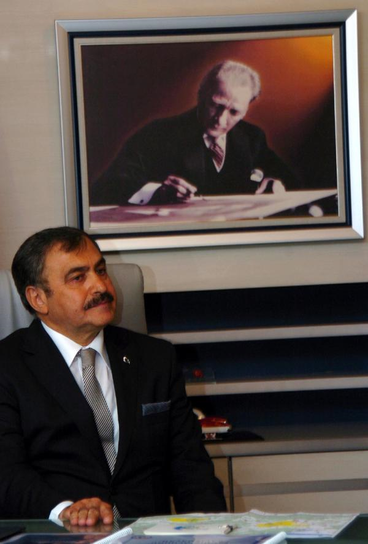 Bakan Eroğlu 10 Dakikada 100 Kişiyle Selamlaştı