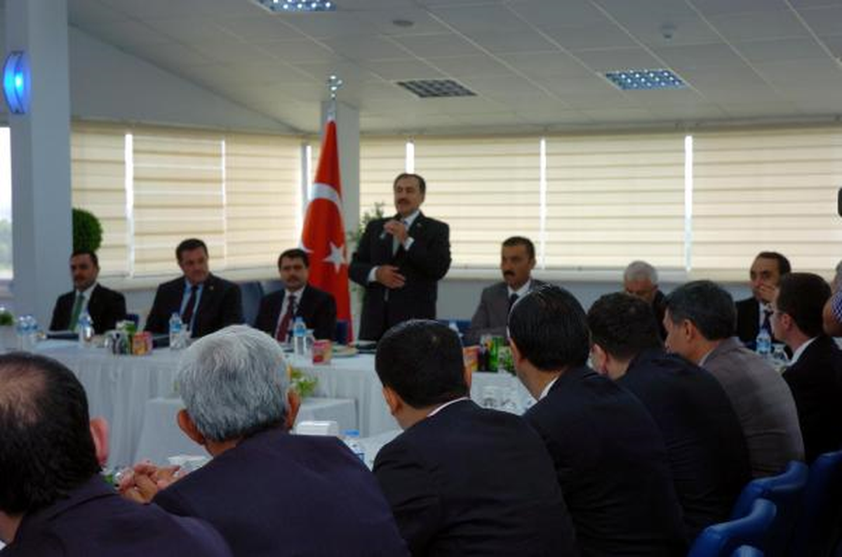 Bakan Eroğlu 10 Dakikada 100 Kişiyle Selamlaştı (2)