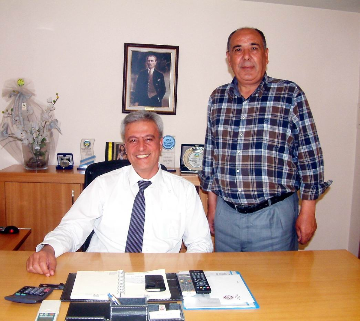 Bigadiç\'de Banka Müdürüne Esnaf Teşekkürü