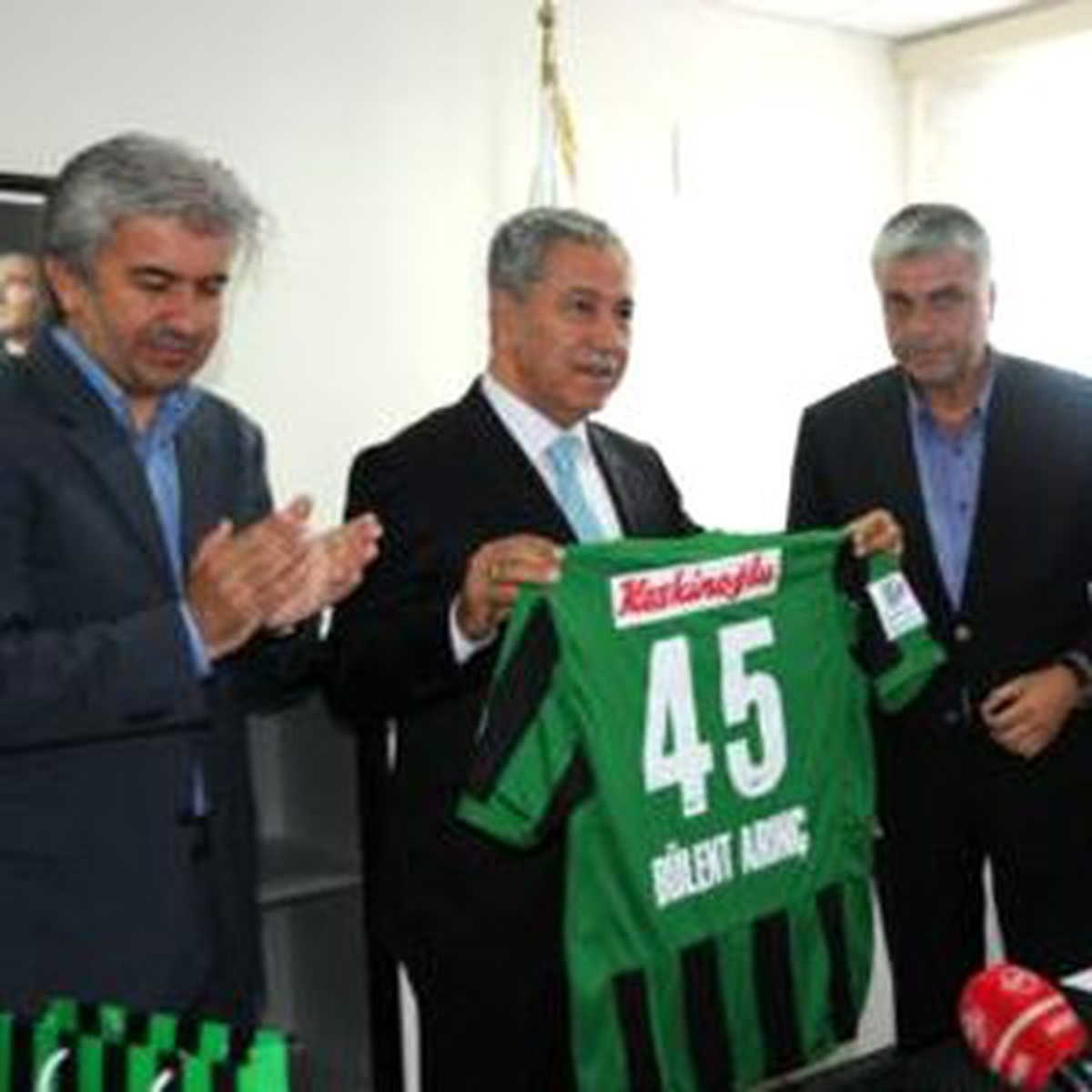 Bülent Arınç, Süper Lig'in Yeni Takımı Akhisar'ı Tebrik Etti