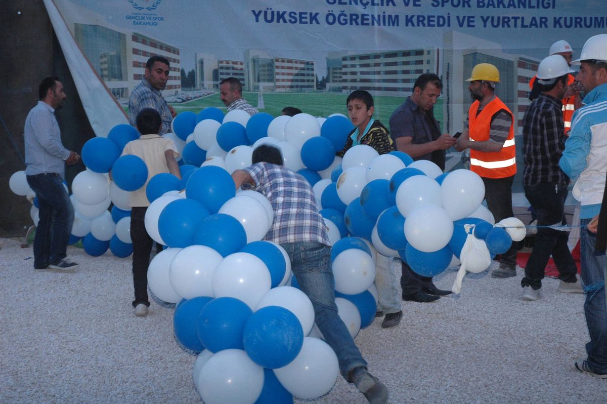 Çocukların Balon Kapma Çabası