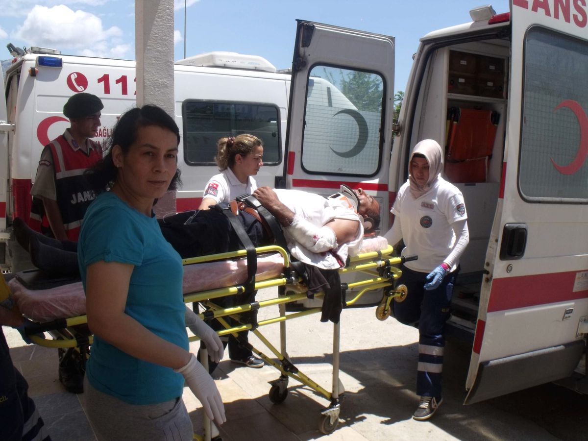 Demre\'de Turist Otobüsü Devrildi: 2 Yaralı