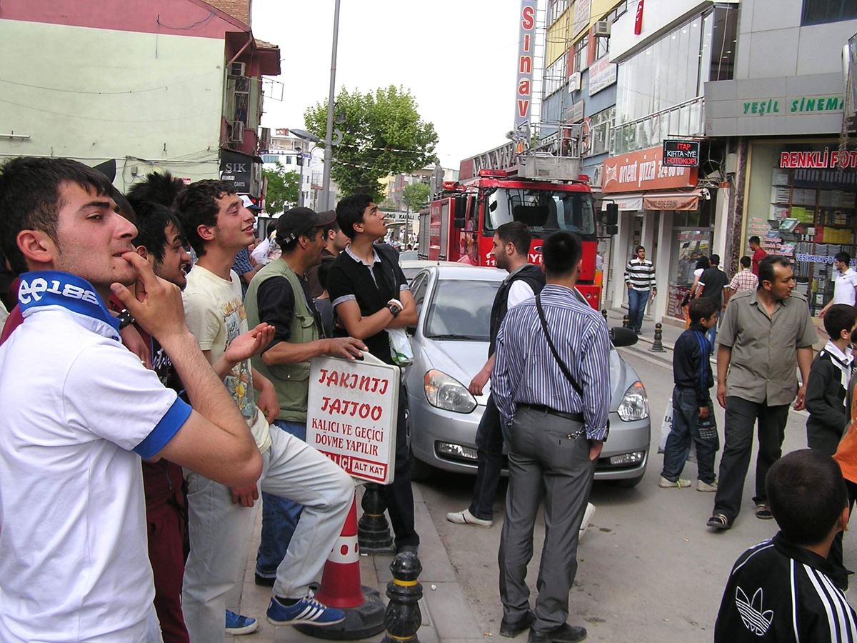 Dershane Bitişiğindeki Yangın Paniğe Neden Oldu