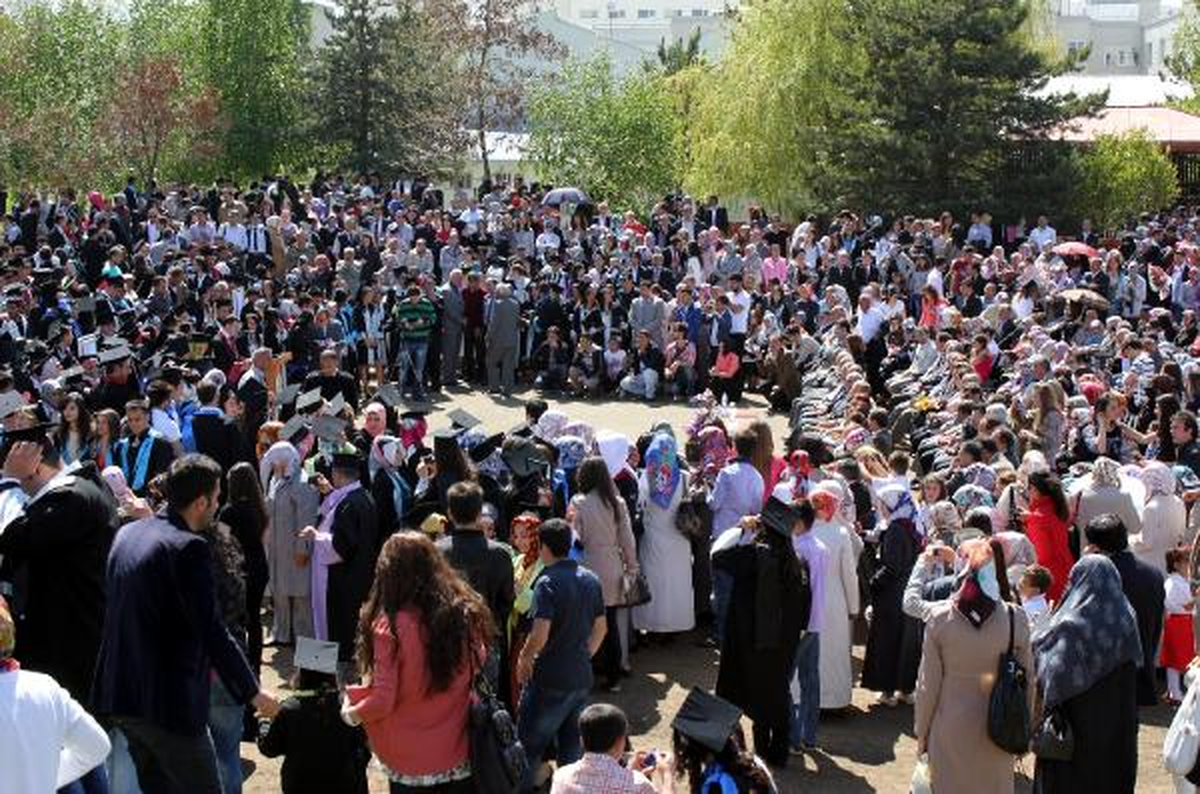 Erzurum'da 1500 Öğrencinin Mezuniyet Halayı