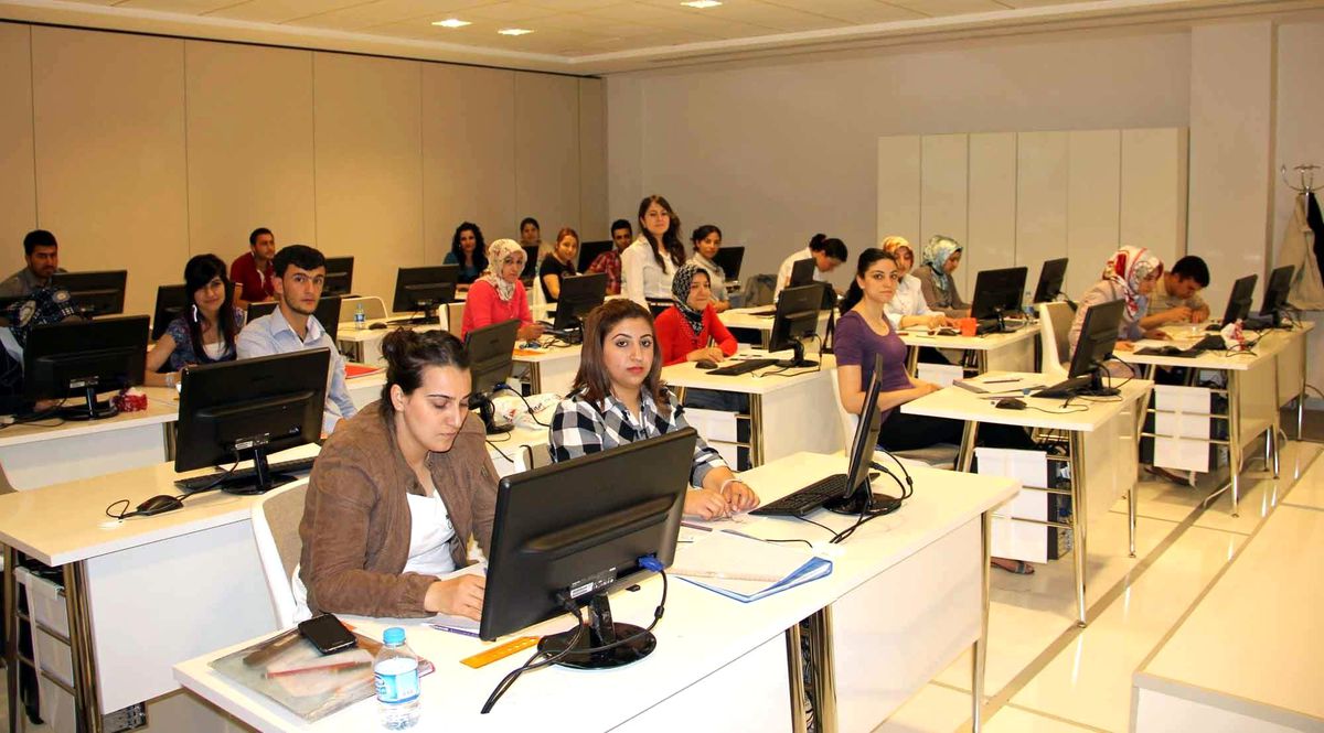 Gaib Halı Desinatörü Yetiştiriyor