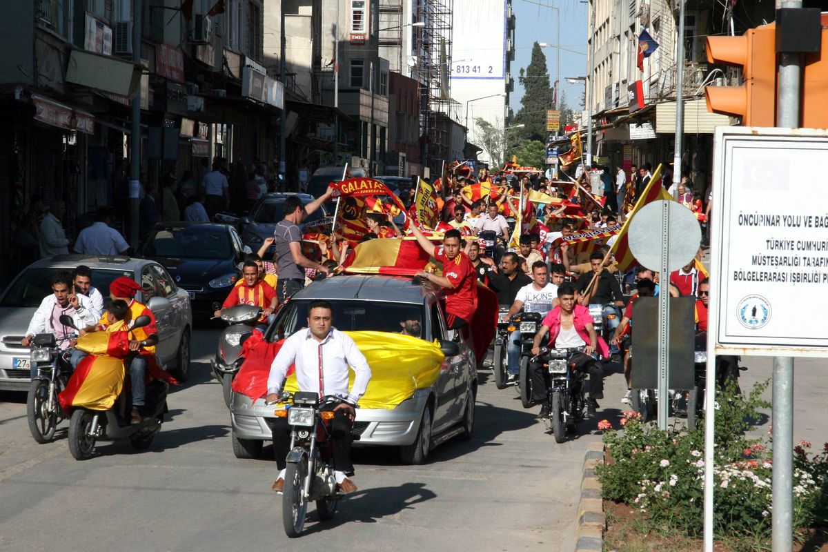 Galatasaray Taraftarları Şampiyonluk Turu Attı