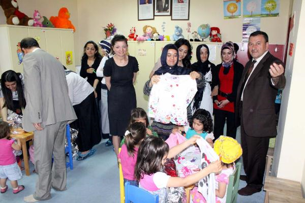 Hayrünnisa Gül\'den Şanlıurfalı Çocuklara Kıyafet