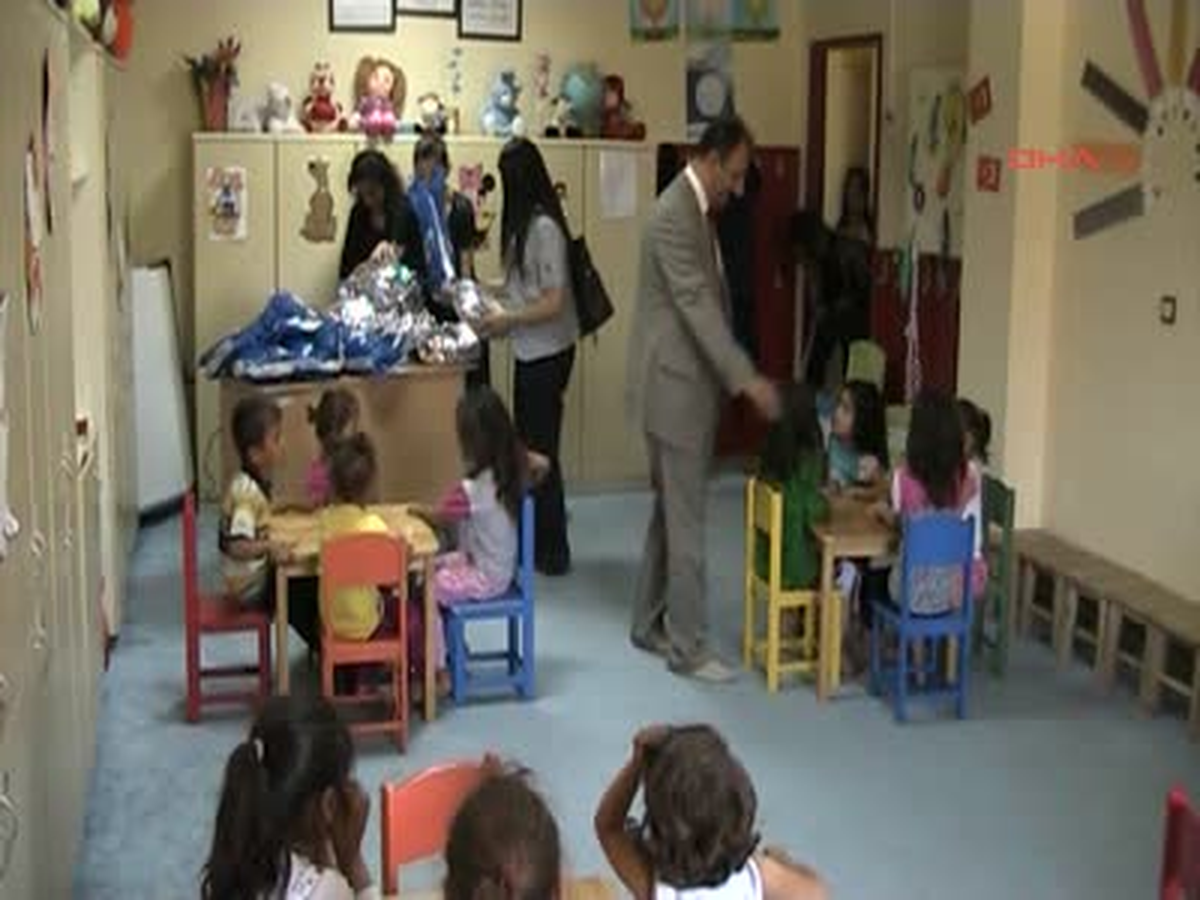 Hayrünnisa Gül\'den Şanlıurfalı Çocuklara Kıyafet