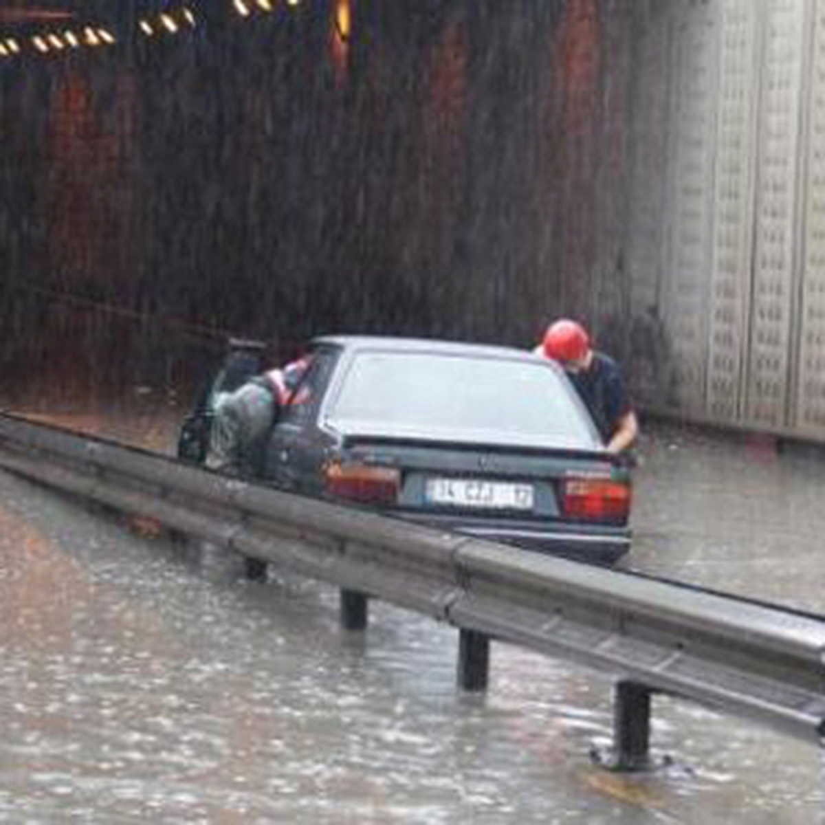 İstanbul\'da Yollar Göle Döndü