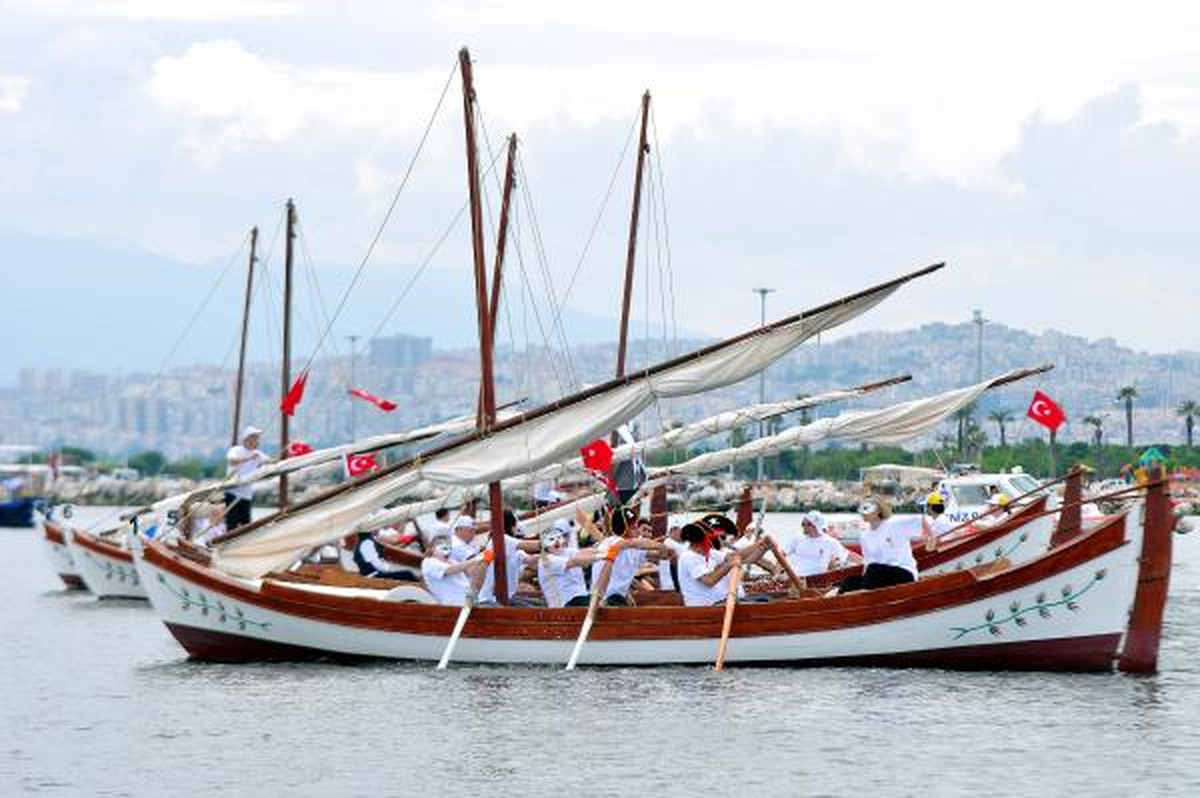 İzmir Kayıkları Yarıştı
