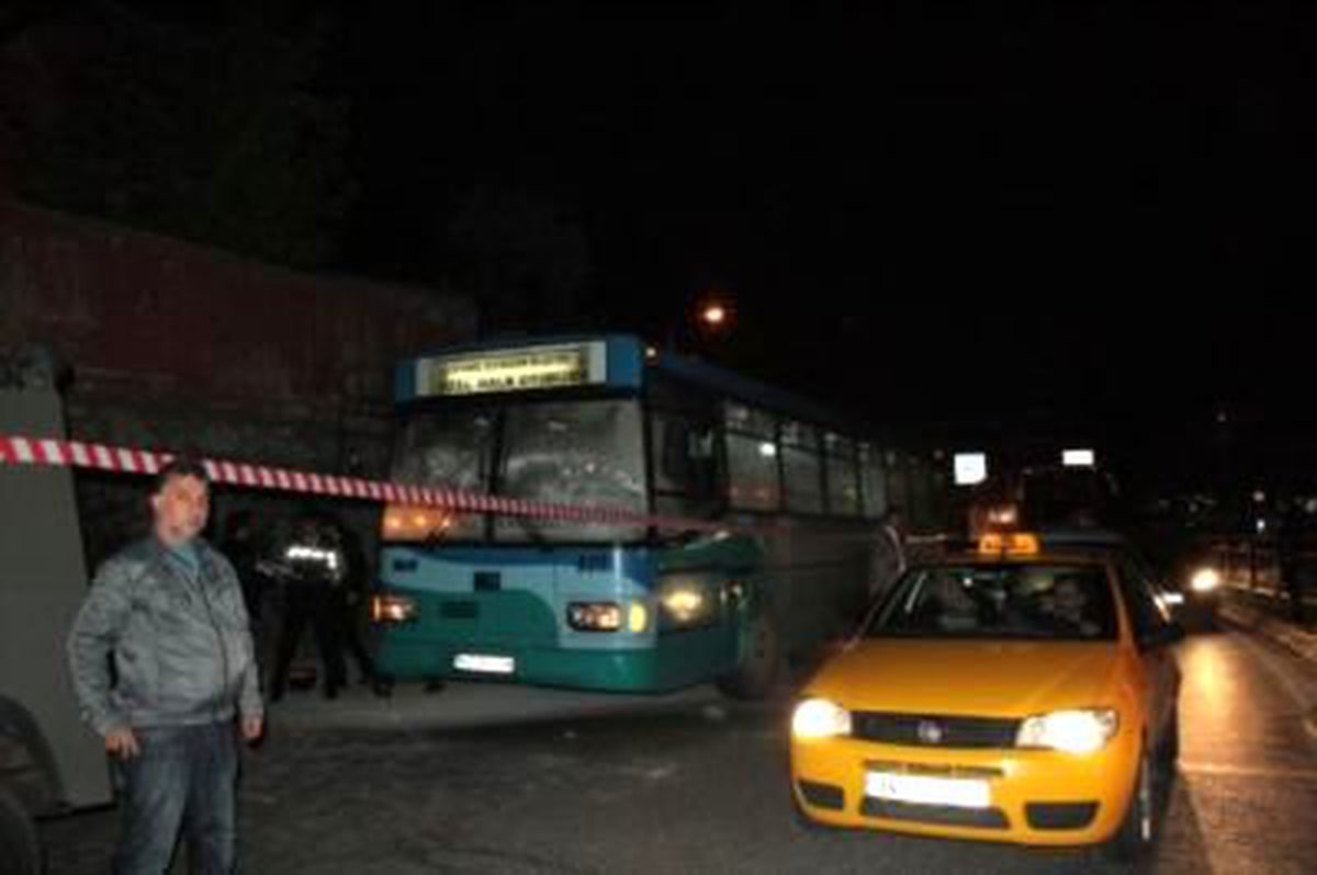 Kağıthane\'de Otobüse Molotoflu Saldırı Düzenlendi