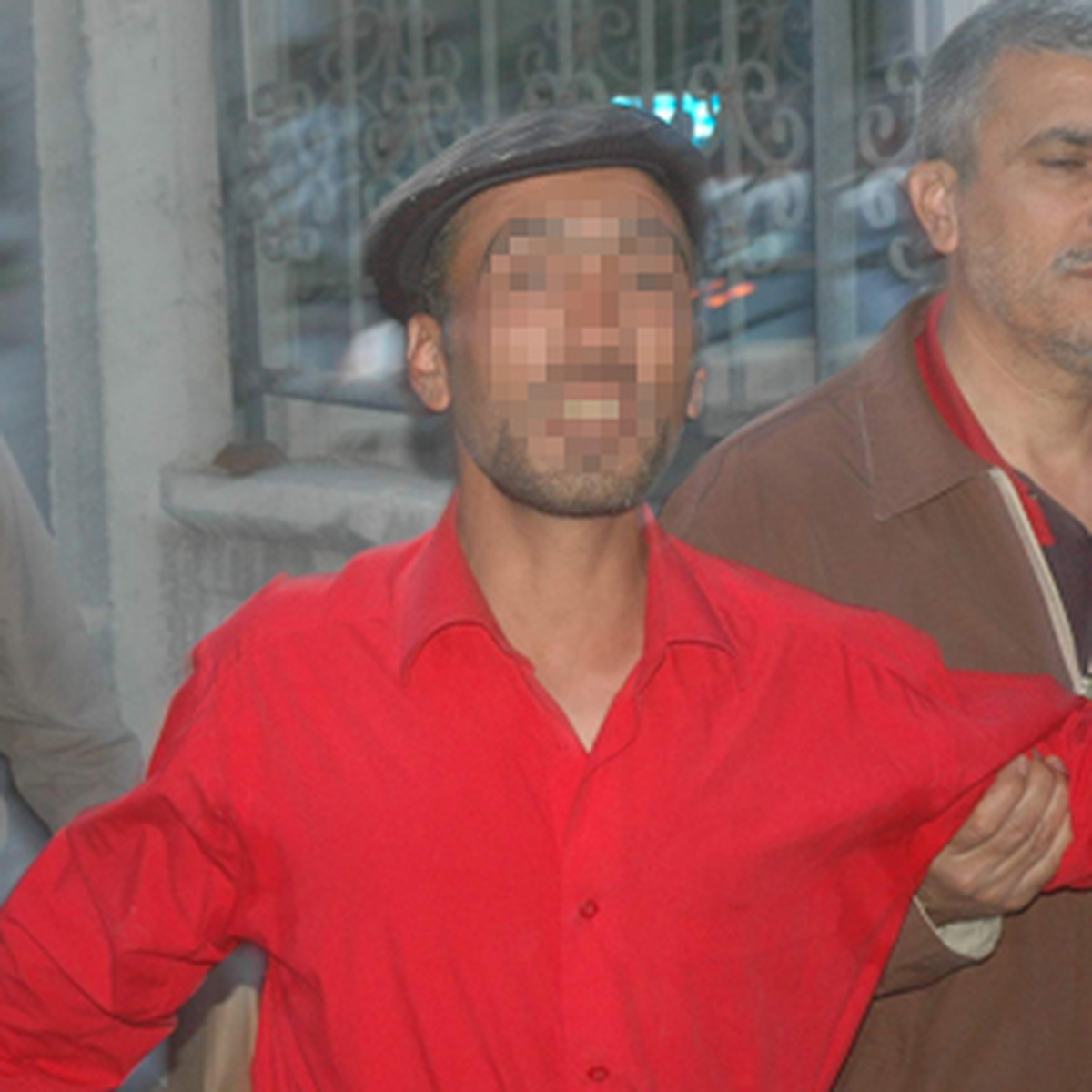 Karısını Sokak Ortasında Doğradı