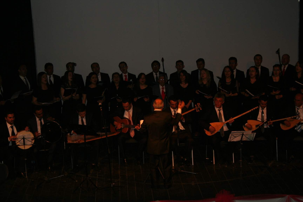 Kars'ta Öğretmenler Korosu İlk Konserini Verdi