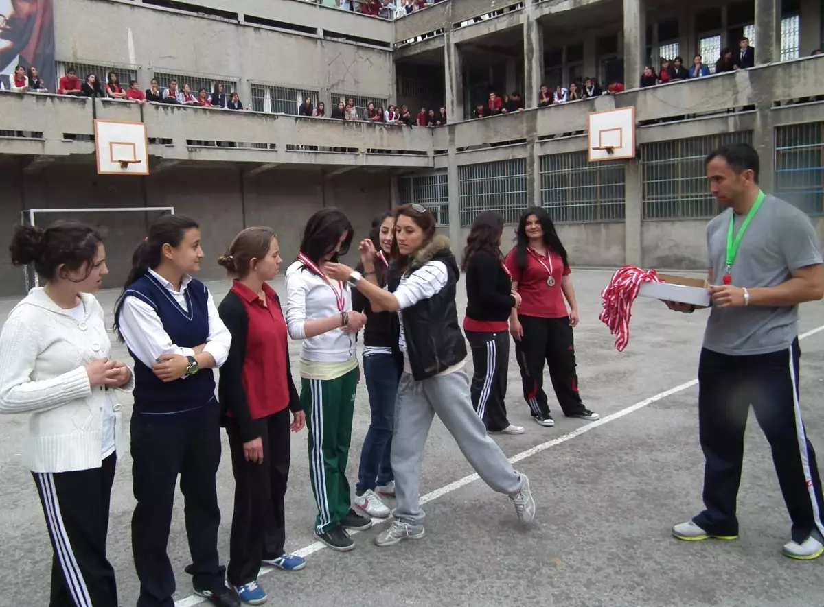 Kütahya Lisesi'nden Gençlik ve Spor Bayramı Şenliği