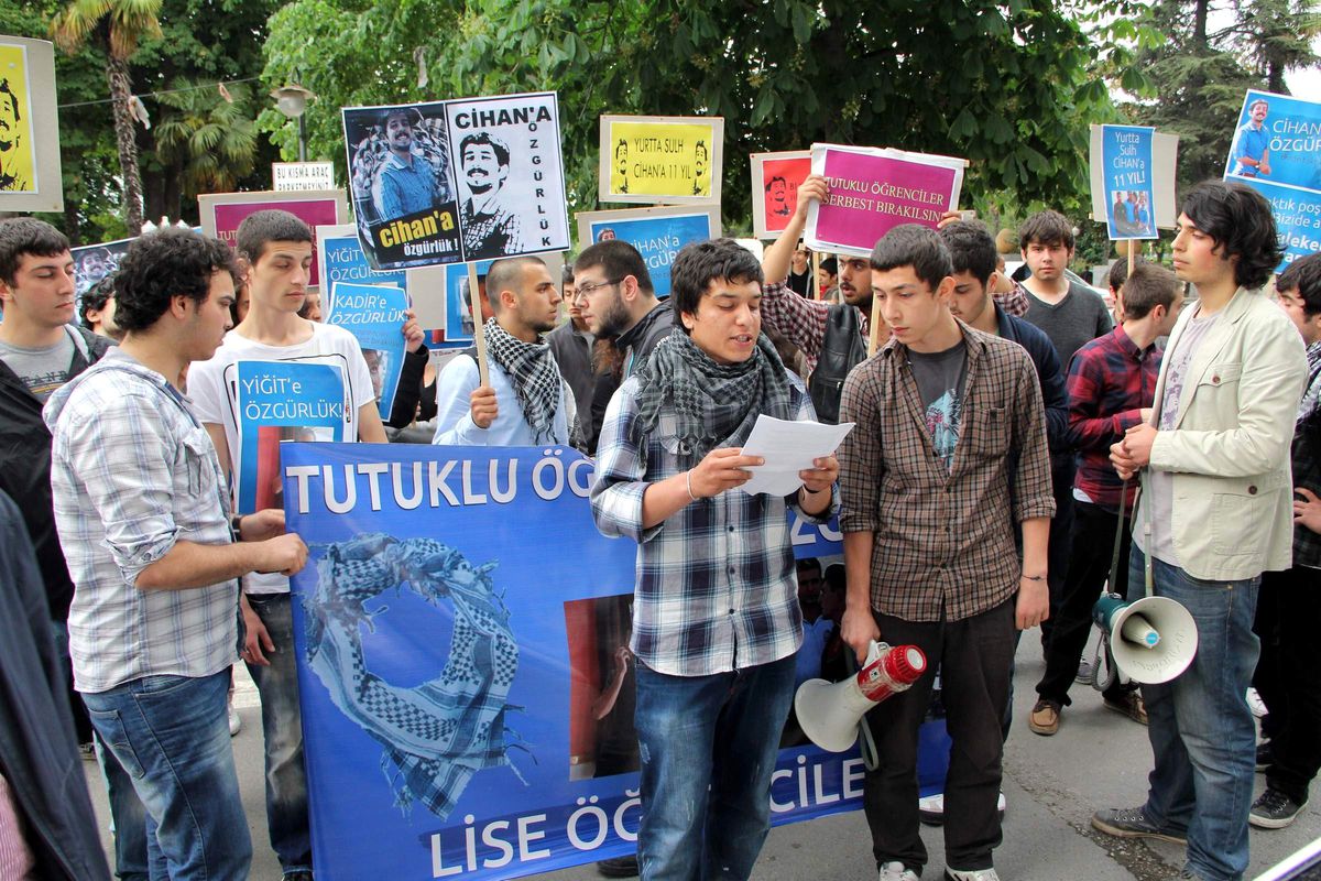 Liseli Öğrencilerden, Cihan Kırmızıgül\'ün Gözaltına Alınmasna Tepki