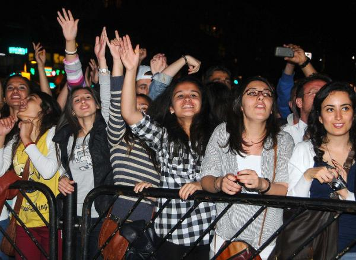 Mor ve Ötesi Grubu İzmirliler'i Coşturdu
