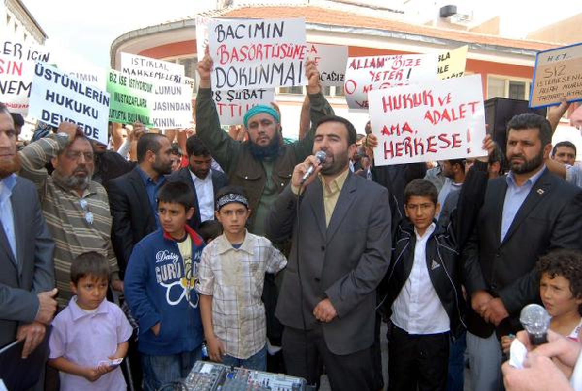 Mustazaf Der'in Kapatılmasına İzmir'de Protesto