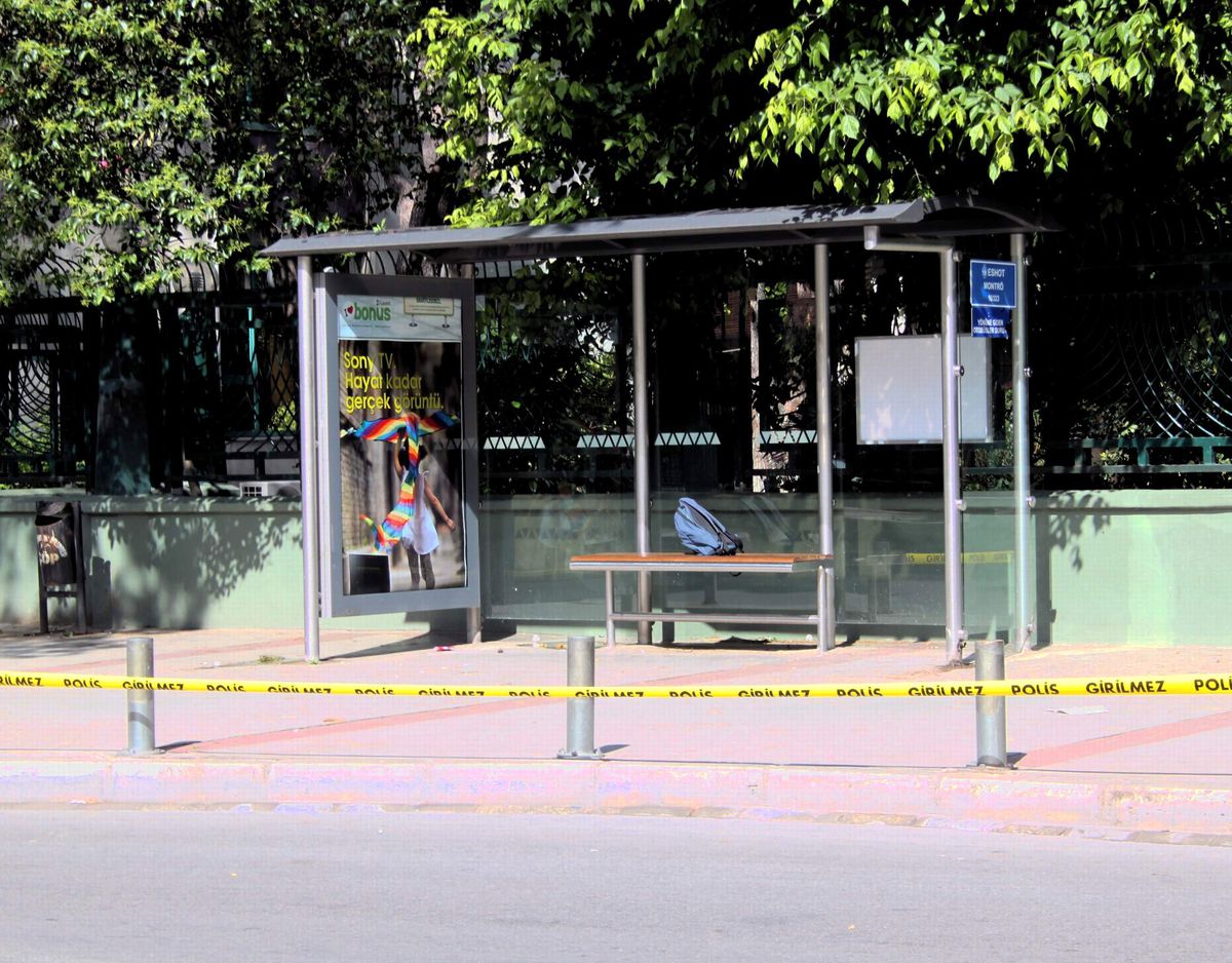 Okul Çantasını Otobüs Durağında Unuttu Ekipleri Alarma Geçirdi