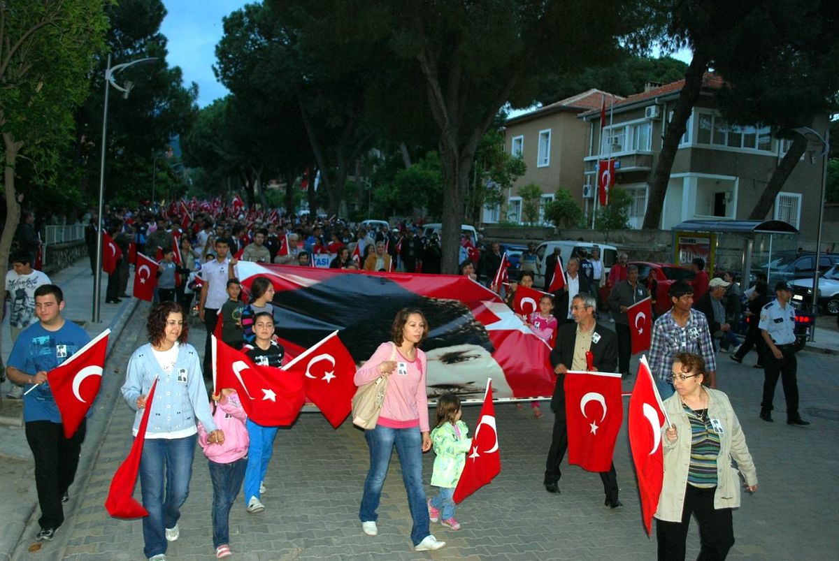 Salihlide Binlerce Kişi Gençlik Yürüyüşüne Katıldı
