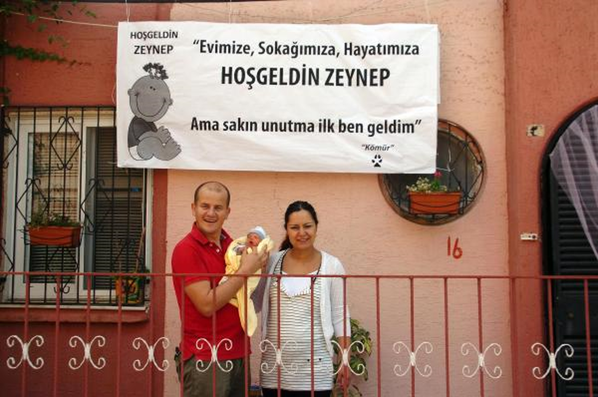 'Tüp Bebek' Kızını ve Eşini Pankartla Karşıladı