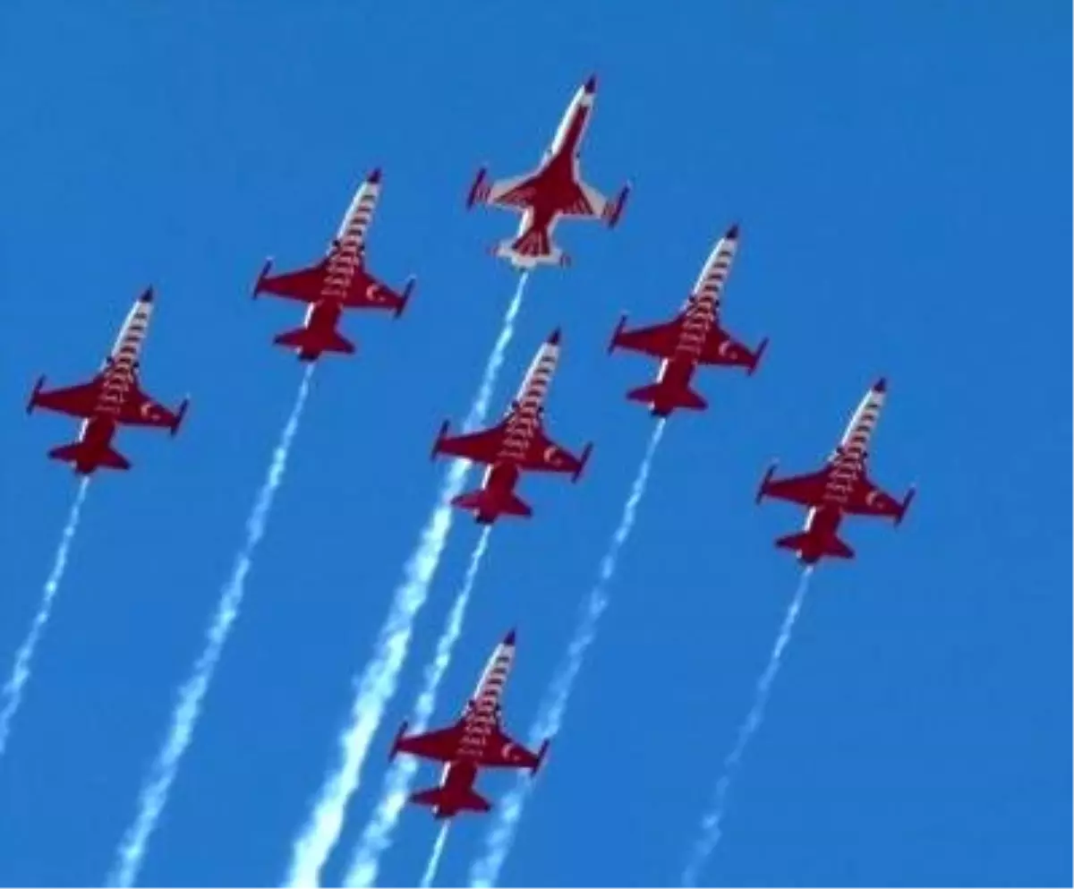 Türk Yıldızları ve Solo Türk, Samsun\'da Gösteri Sundu