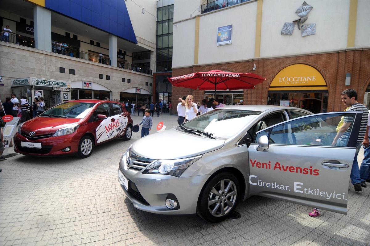 Yeni Toyota Avensis ve Yenilenen Yaris Avm'de Görücüye Çıktı