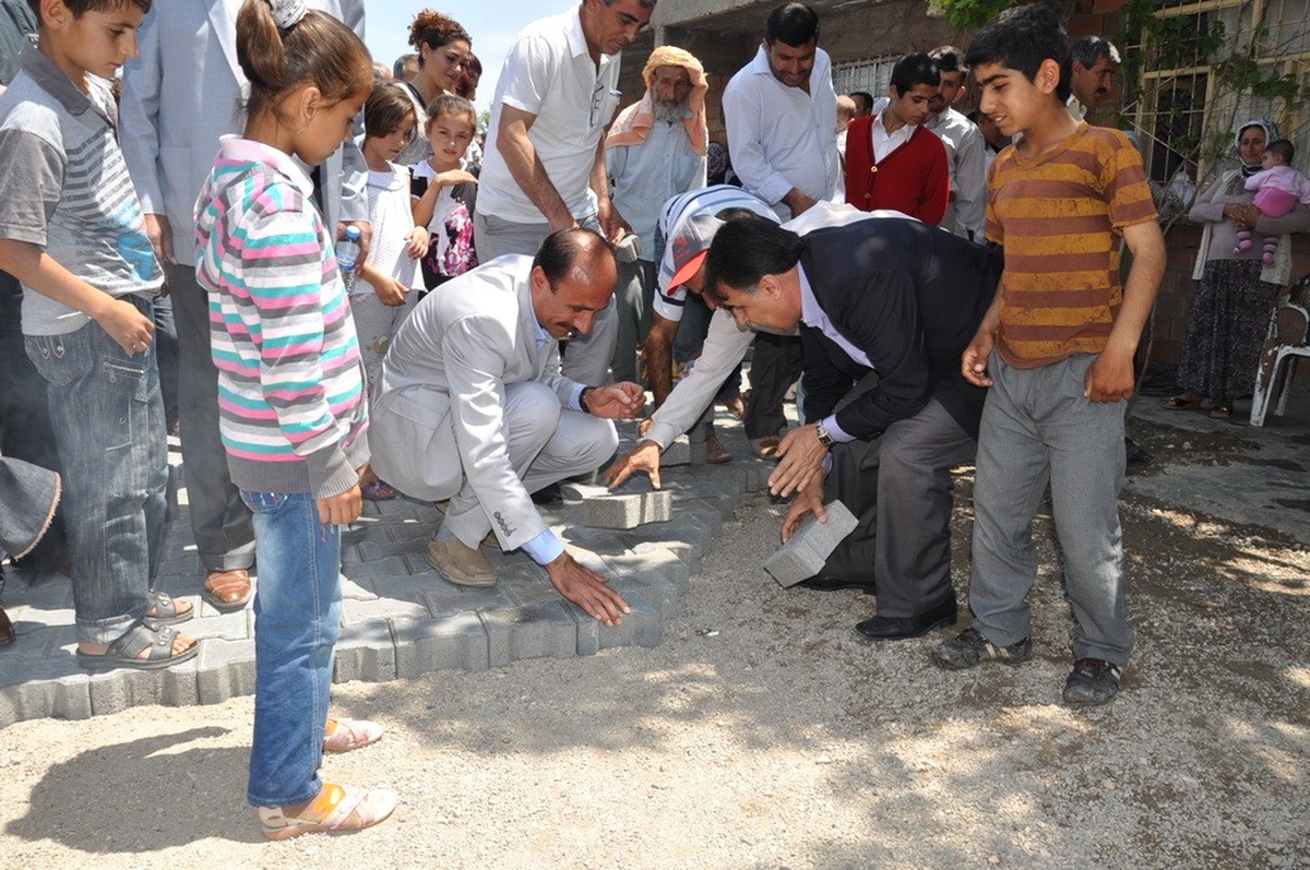 Yenişehir Belediyesi\'nden Sokaklara Kilitli Parke Taşı