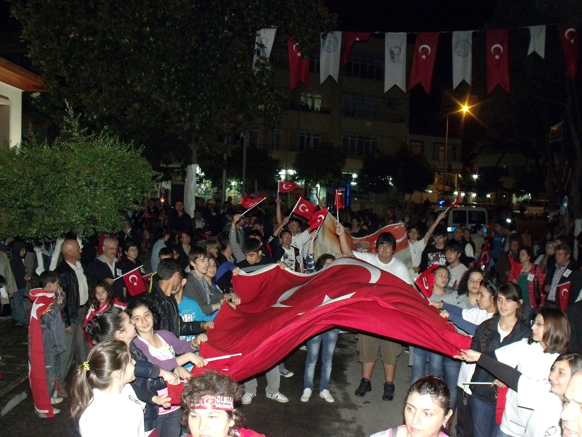 Yüzlerce Atça'lıdan 19 Mayıs Fener Alayı