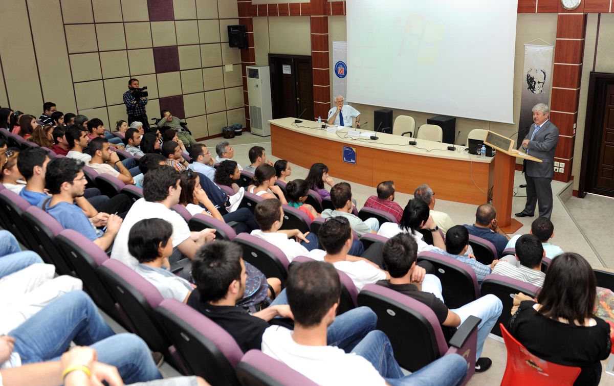 Akaydın Kamu Yönetimi Öğrencilerinin Sorularını Yanıtladı