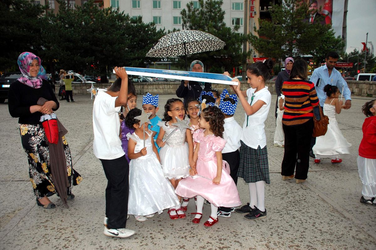 Anaokulu Öğrencilerine Yağmur Sürprizi