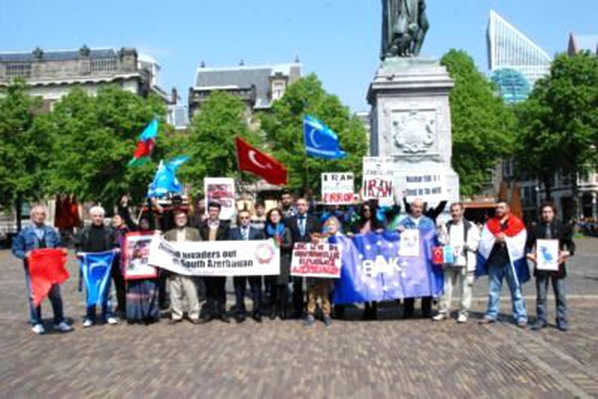 Azeriler, Lahey Parlementosu Önünde İran'ı Protesto Etti