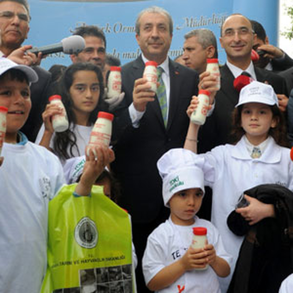 Bakan Eker Çocuklarla Süt İçti
