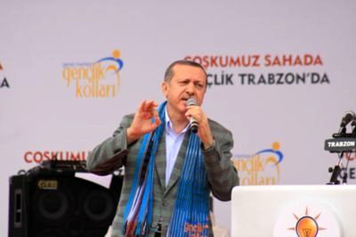 Balkondan Başbakan'a Küfür Edince Mahkemelik Oldu