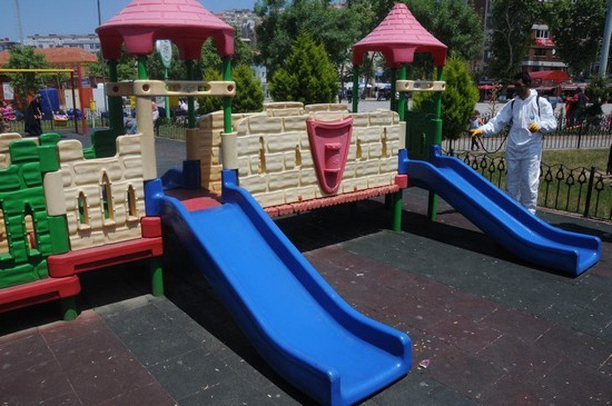 Bandırma Belediyesi Parkları Dezenfekte Ediyor