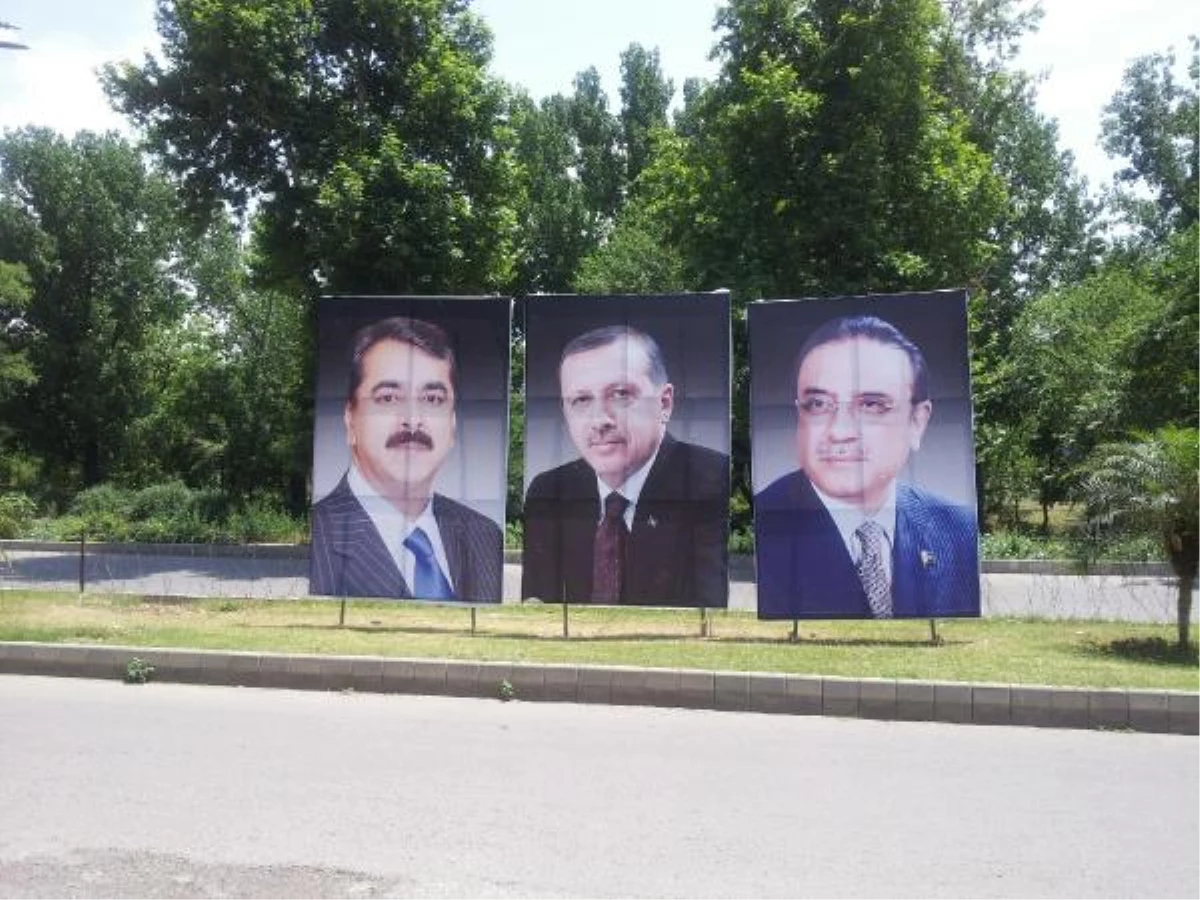 Pakistan\'da Başbakan Erdoğan Posterleri